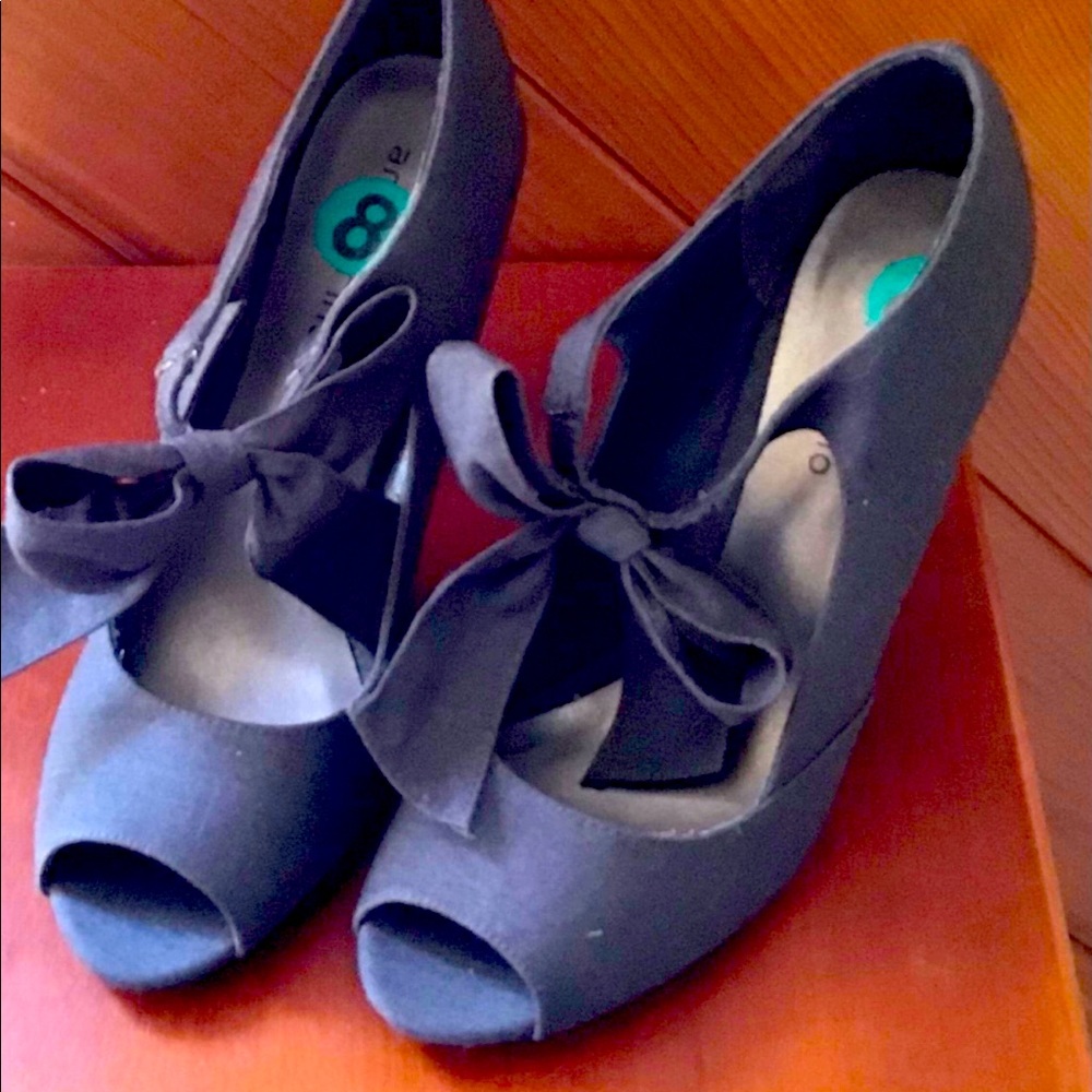 Ann Marino Tied bow open toe heels size 8M